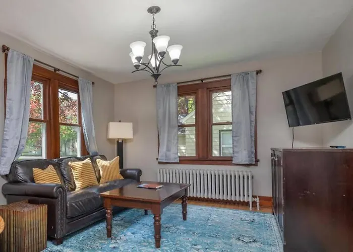 Glencoe-Freshly Remodeled-Pets Ok-4 Bedrooms-Grill