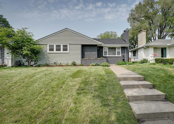 Pet-Friendly Minneapolis Home ~ 8 Mi To Downtown!