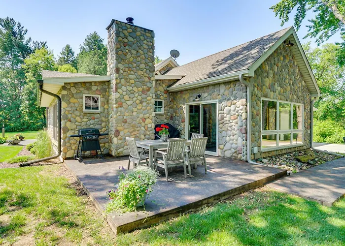 Picturesque Lake Elmo Cottage W/ Fire Pits!