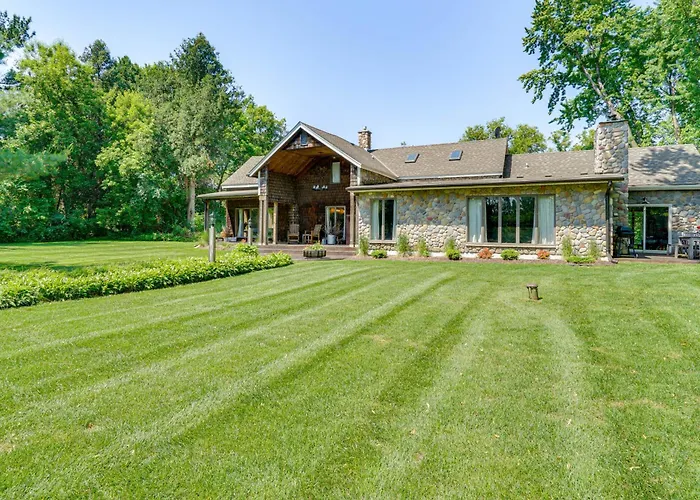 Picturesque Lake Elmo Cottage W/ Fire Pits!