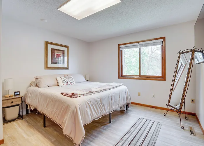 Spacious Minneapolis Home Rental: 8 Mi To Downtown