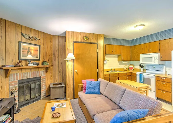 Clearwater Lake Getaway W/ Shared Pool & Boat Dock