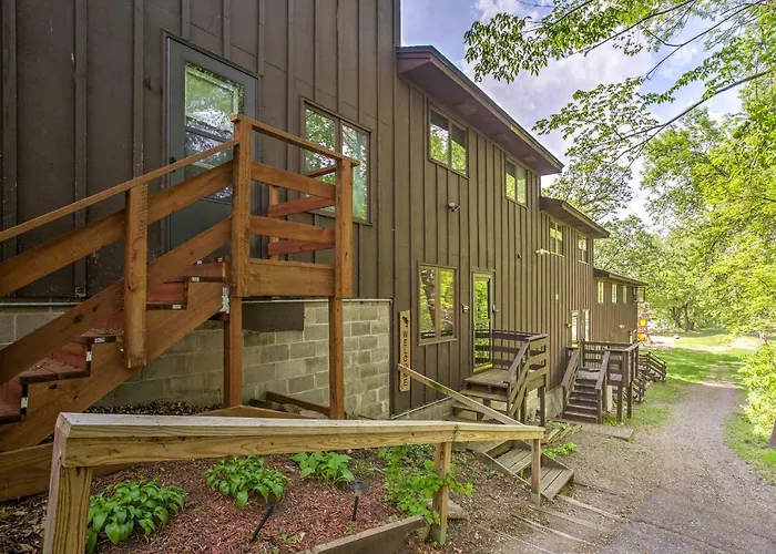 Clearwater Lake Getaway W/ Shared Pool & Boat Dock